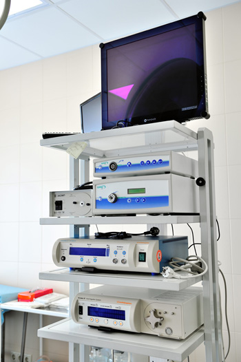 Артроскопическая стойка, укомплектованная оборудованием "Smith & Nephew".